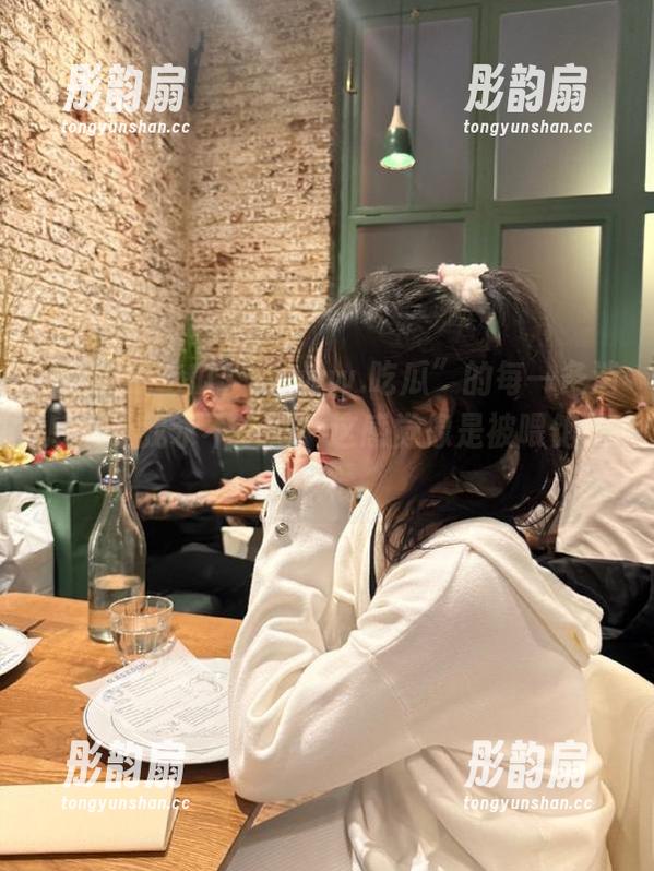 www.吃瓜 “www.吃瓜”的每一条消息都让我永不迷路,这感觉像是被喂饱了一样。