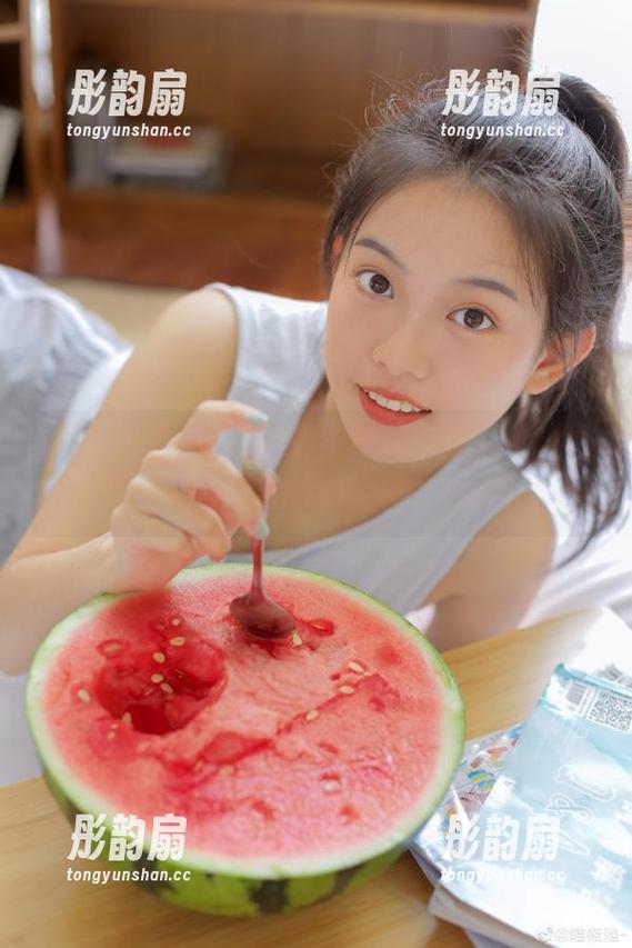 黑料吃料网 打开黑料吃料网的网址,真有一种低头看瓜的快感,哈哈!
